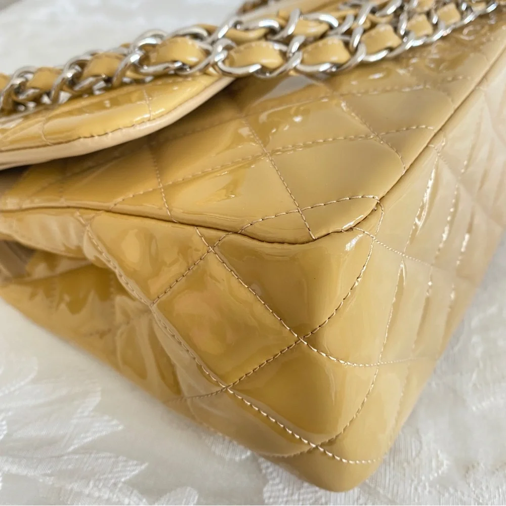 CHANEL Timeless Jumbo double flap shoulder bag in beige yellow patent le…